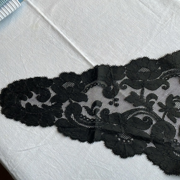 Vintage Black Lace Mantilla Veil – Spanish Style Floral Triangular Shawl - Picture 8 of 16